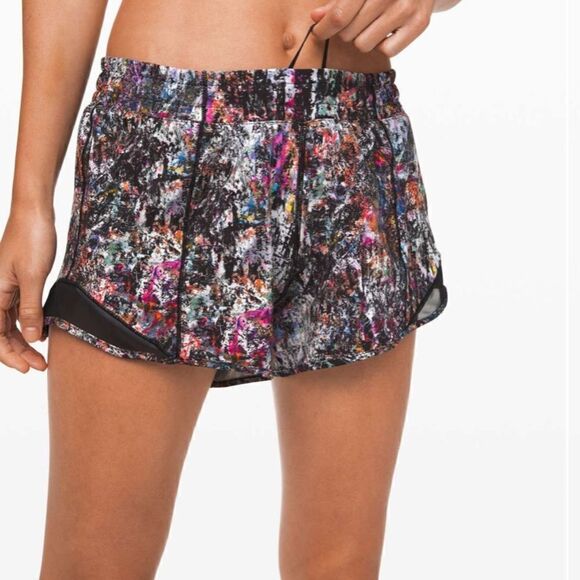 EUC Lululemon hotty hot 4” short vitalize multi black 4 lined - Picture 2 of 9